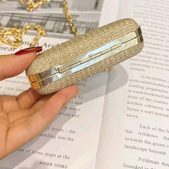 Elegant Gold Chain Clutch - Picture 7 of 8